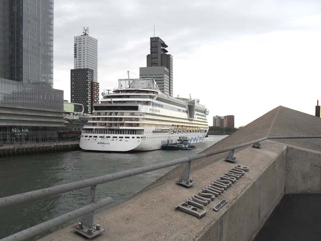 Cruiseschip ms AIDAbella van AIDA Cruises aan de Cruise Terminal Rotterdam